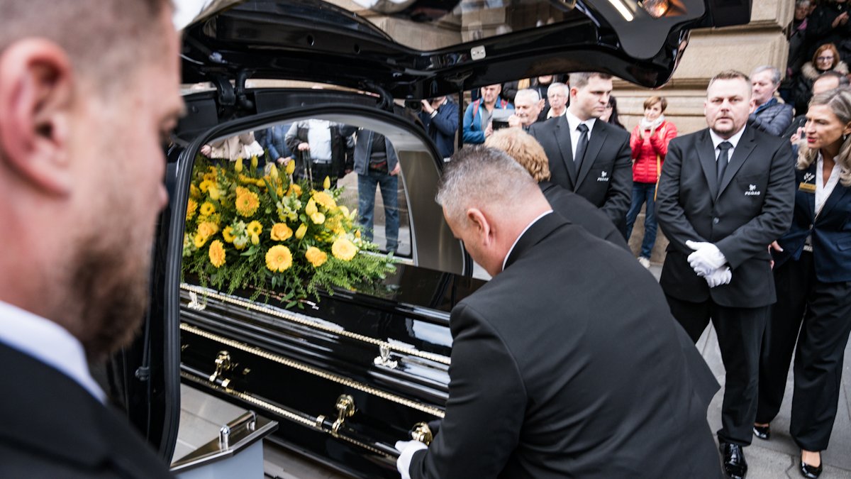 V Národním divadle se lidé rozloučili s Jiřím Štěpničkou. (20.10.2026)