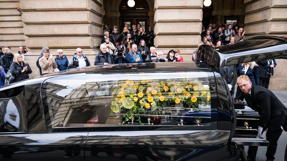 V Národním divadle se lidé rozloučili s Jiřím Štěpničkou. (20.10.2026)