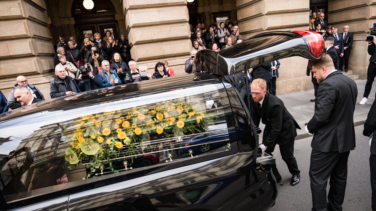 V Národním divadle se lidé rozloučili s Jiřím Štěpničkou. (20.10.2026)