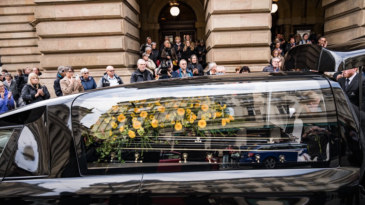 V Národním divadle se lidé rozloučili s Jiřím Štěpničkou. (20.10.2026)